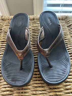 Skechers Metallic Bronze Sequins and Black Thong Sandals Size 9